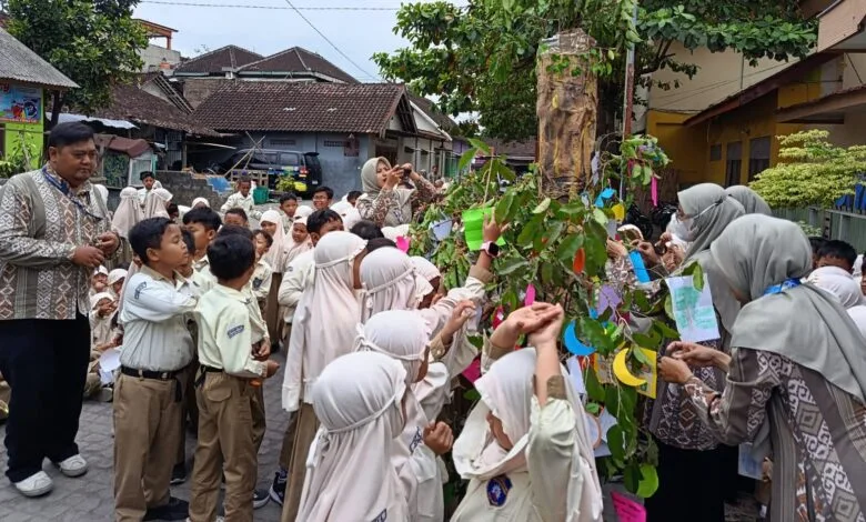 Unik! Peringatan Hari Sumpah Pemuda SD Muh PK Banyudono Diwarnai Aksi Pohon Komitmen