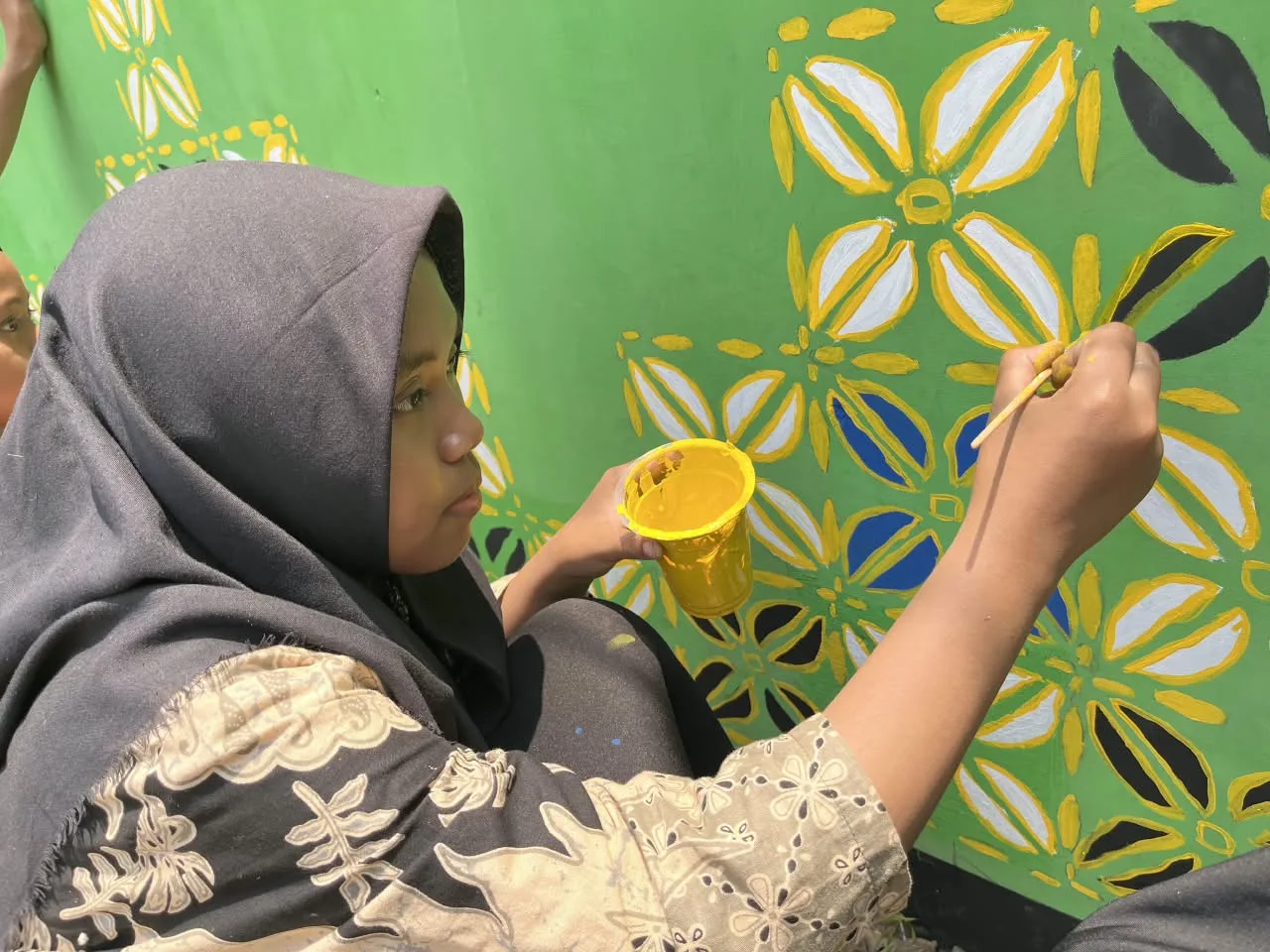 ‎Peringati Hari Batik Nasional, Murid SMP Muliya Buat Mural Motif Batik Muhammadiyah