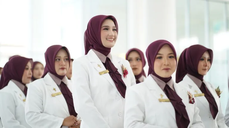 Gelar Sumpah Apoteker, 40 Lulusan UMKU Siap Mengabdi untuk Masyarakat