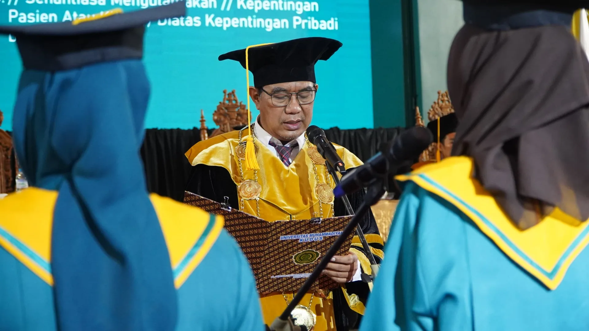 Wisuda ke-32, UMKU Luluskan 697 Mahasiswa, Rektor dan Bupati Kudus Titipkan Pesan Ini