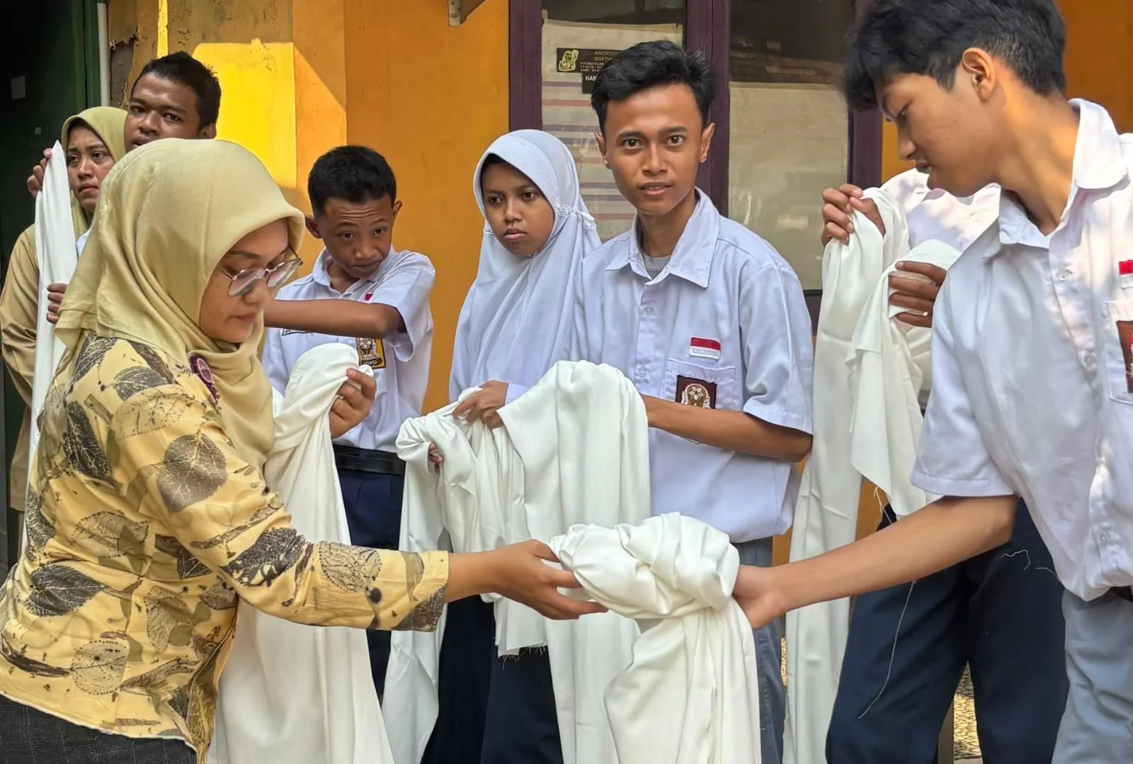 Berangkat dari Rasa Penasaran, Siswa SLB Negeri Cendono Kudus Belajar Bikin Ecoprint di Jatisemi