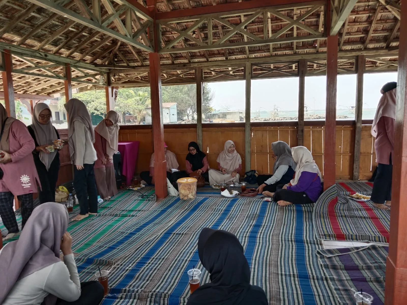 Bukan Sekadar Rekreasi, LKSA Aisyiyah Jepara Tanamkan Kemandirian Anak di Pantai Semat