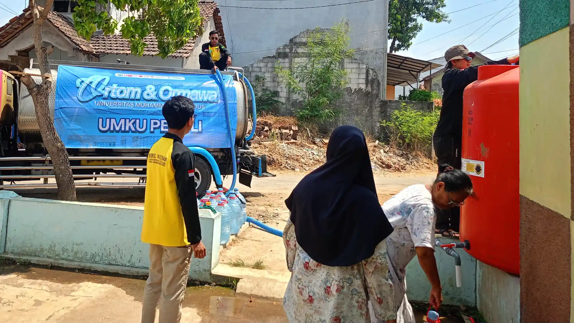 Bantu Warga Terdampak Kekeringan, Mahasiswa UMKU Salurkan 24 Ribu Liter Air Bersih