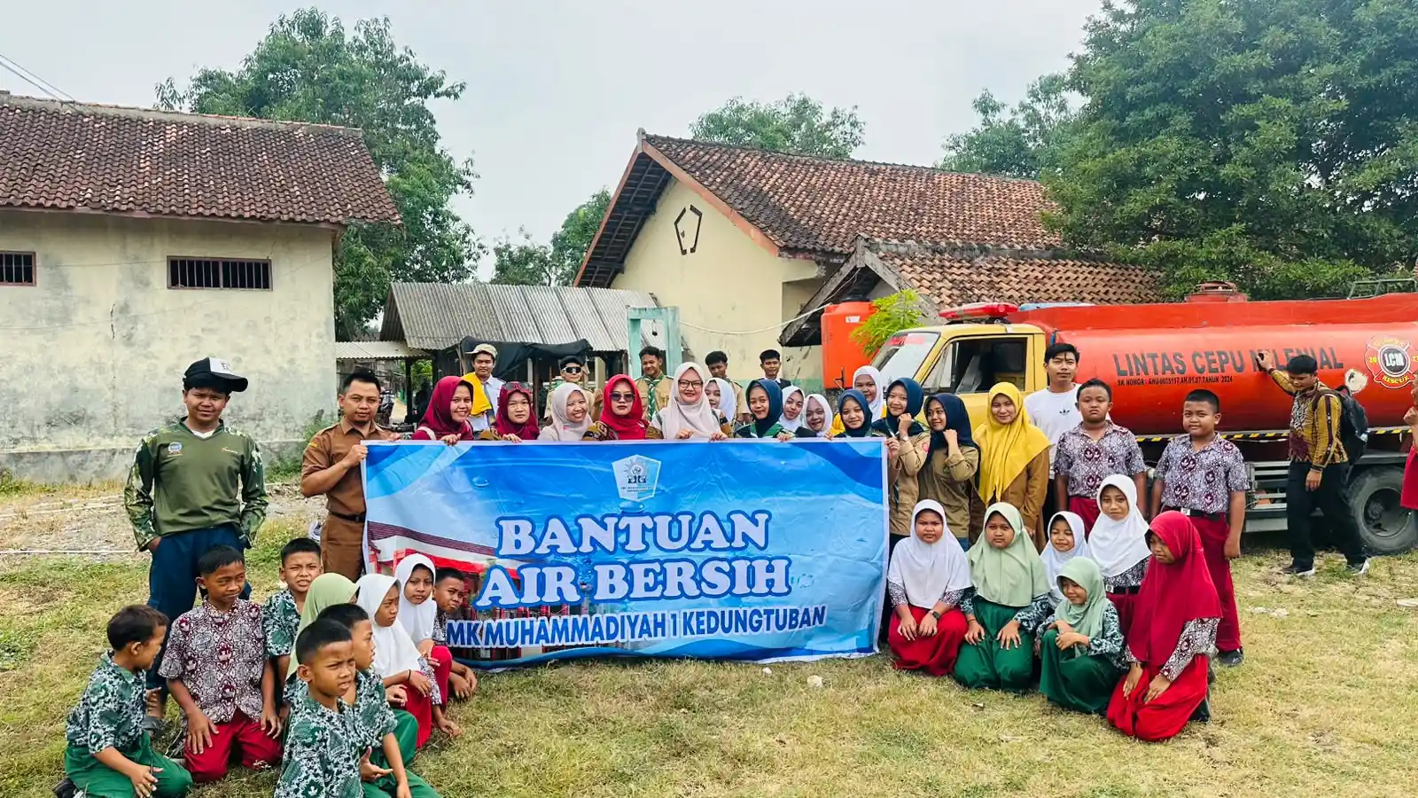 SMK Muhammadiyah 1 Kedungtuban Salurkan Bantuan Air Bersih untuk Warga Terdampak Kekeringan di Blora